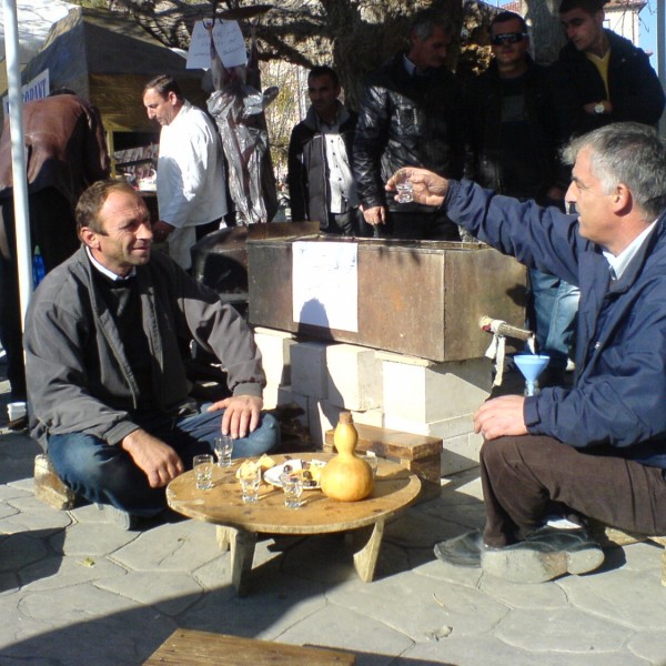 Rakizás hagyományos albán asztalnál